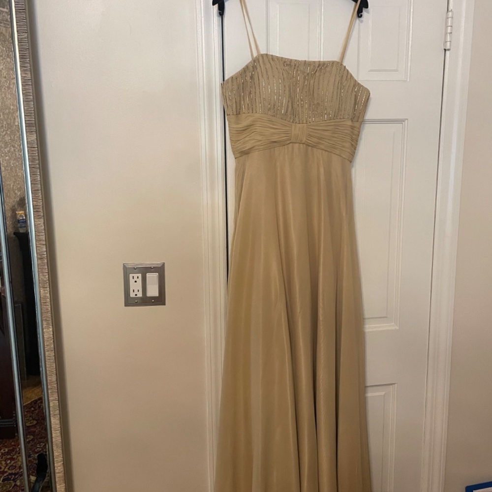 Beautiful "cachet" formal/bridesmaid Gown - Picture 3 of 3